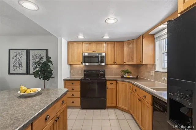2558 S Vaughn Way #D Aurora, CO 80014