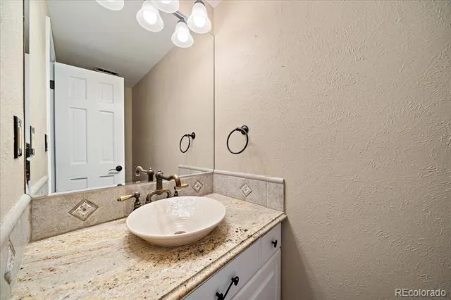 2171 S Parfet Drive Lakewood, CO 80227