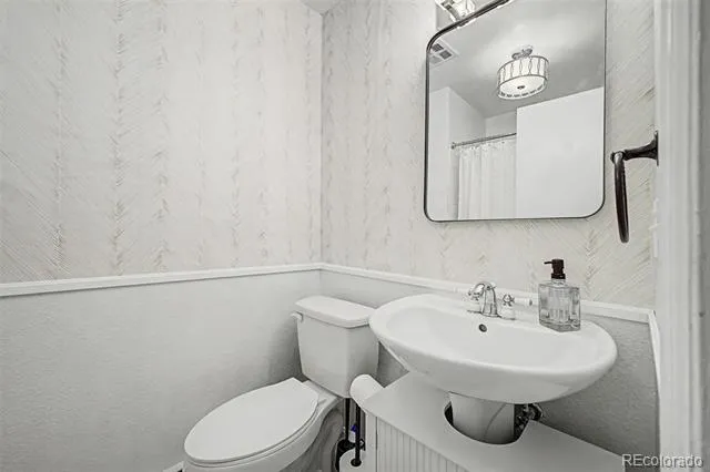 320 Oswego Court Aurora, CO 80010