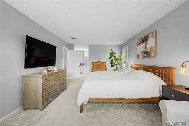 320 Oswego Court Aurora, CO 80010