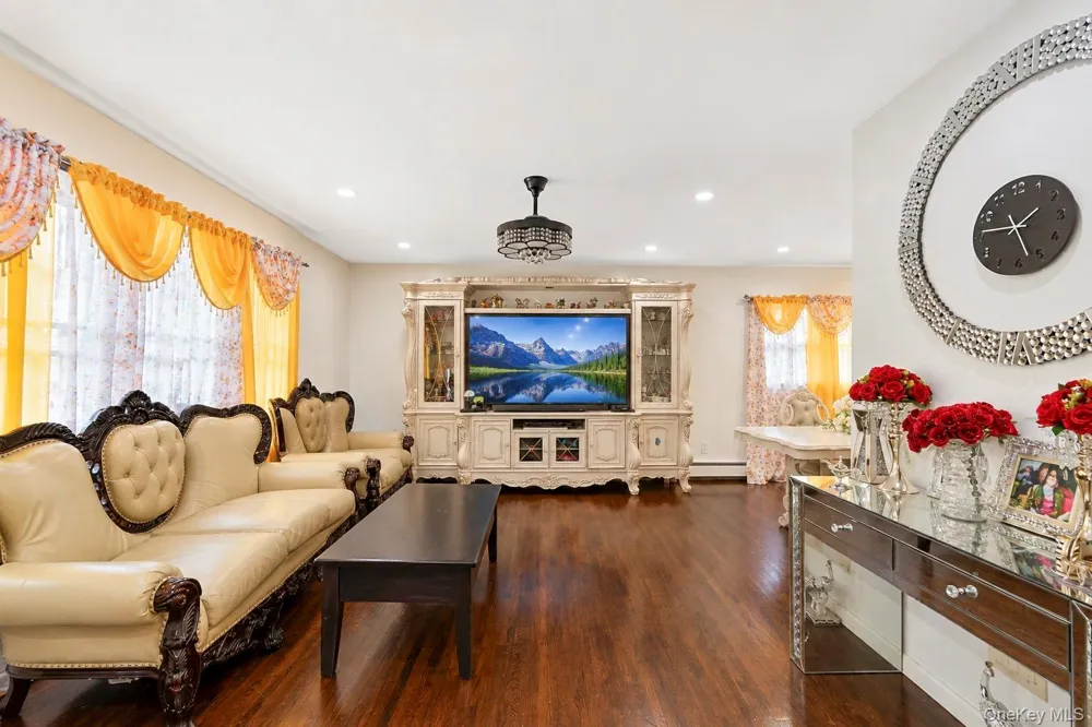 12 Hilton Court Hicksville, NY 11801