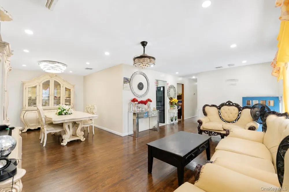 12 Hilton Court Hicksville, NY 11801