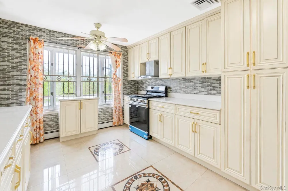 12 Hilton Court Hicksville, NY 11801