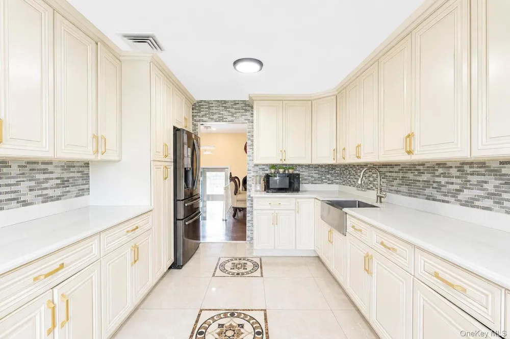12 Hilton Court Hicksville, NY 11801