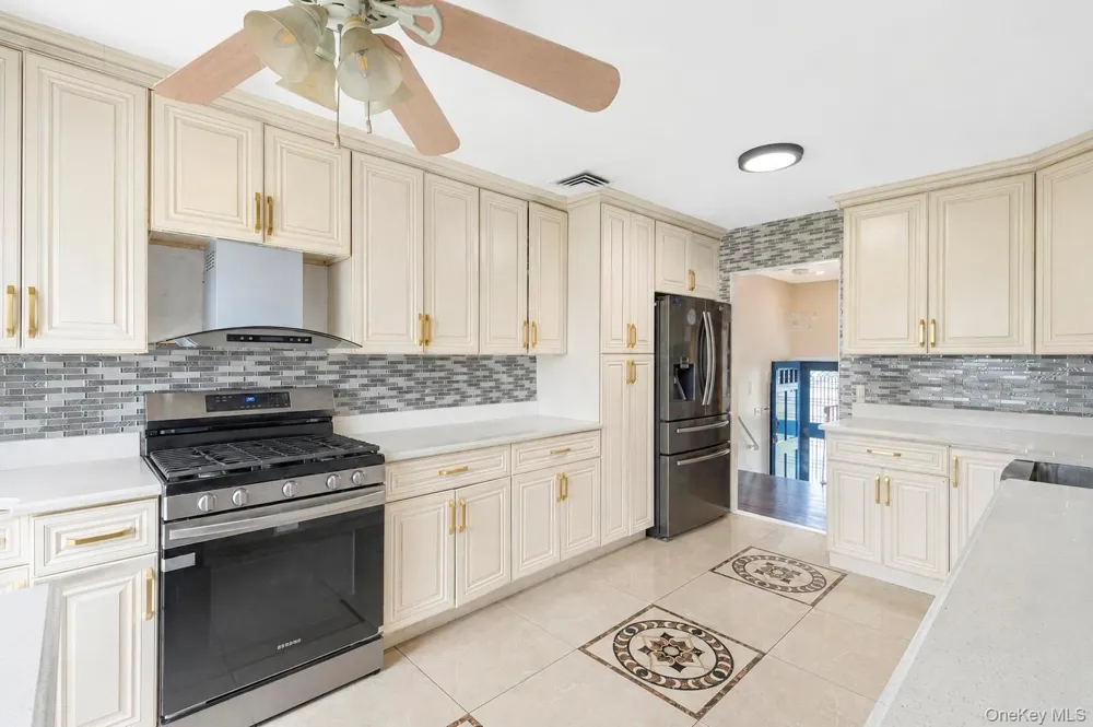 12 Hilton Court Hicksville, NY 11801