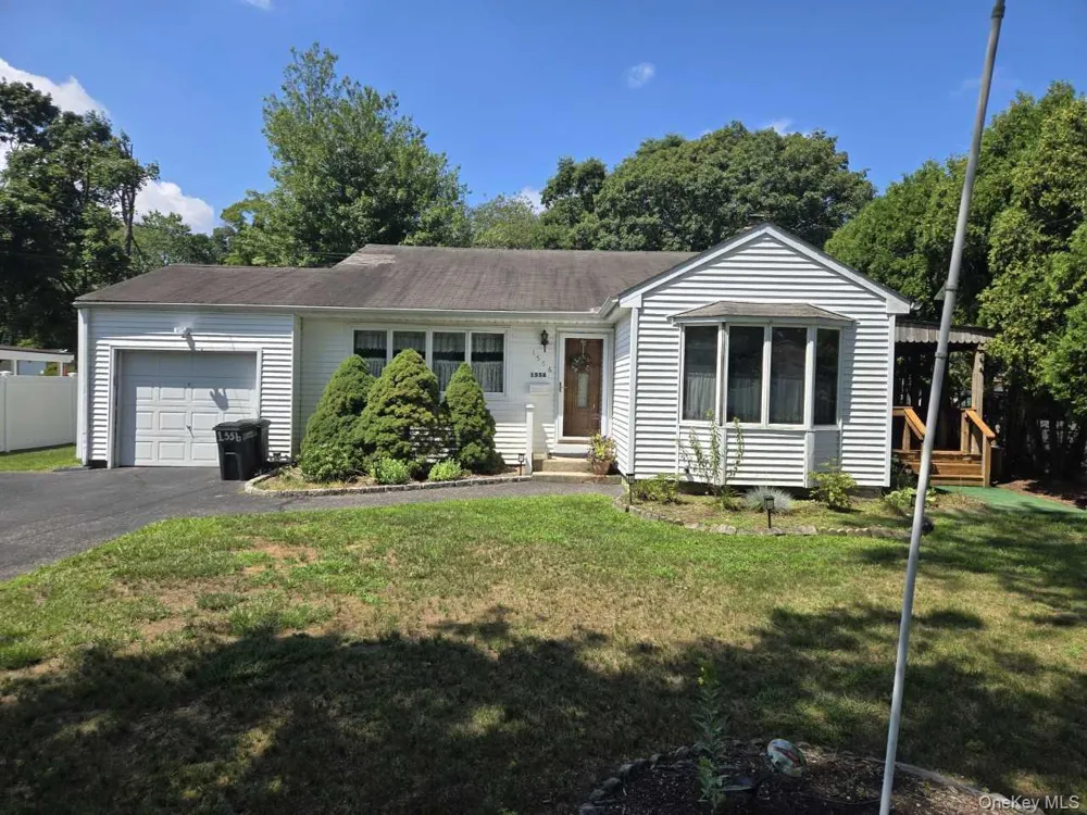 1556 Gardiner Drive Bay Shore, NY 11706