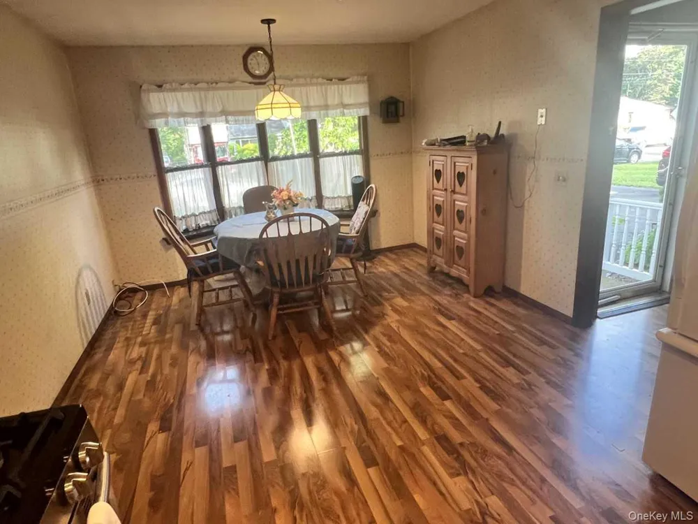 1556 Gardiner Drive Bay Shore, NY 11706