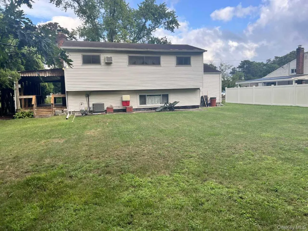 1556 Gardiner Drive Bay Shore, NY 11706