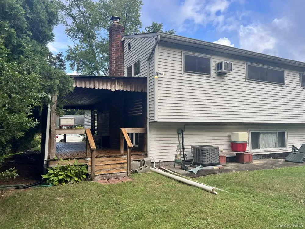 1556 Gardiner Drive Bay Shore, NY 11706
