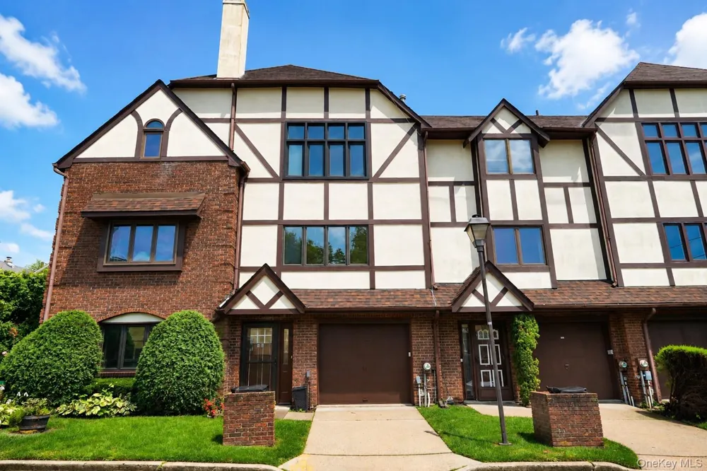 16 Fox Hunt Court Staten Island, NY 10301