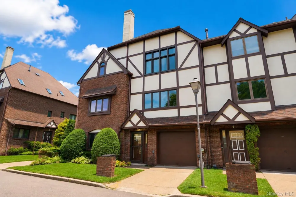 16 Fox Hunt Court Staten Island, NY 10301
