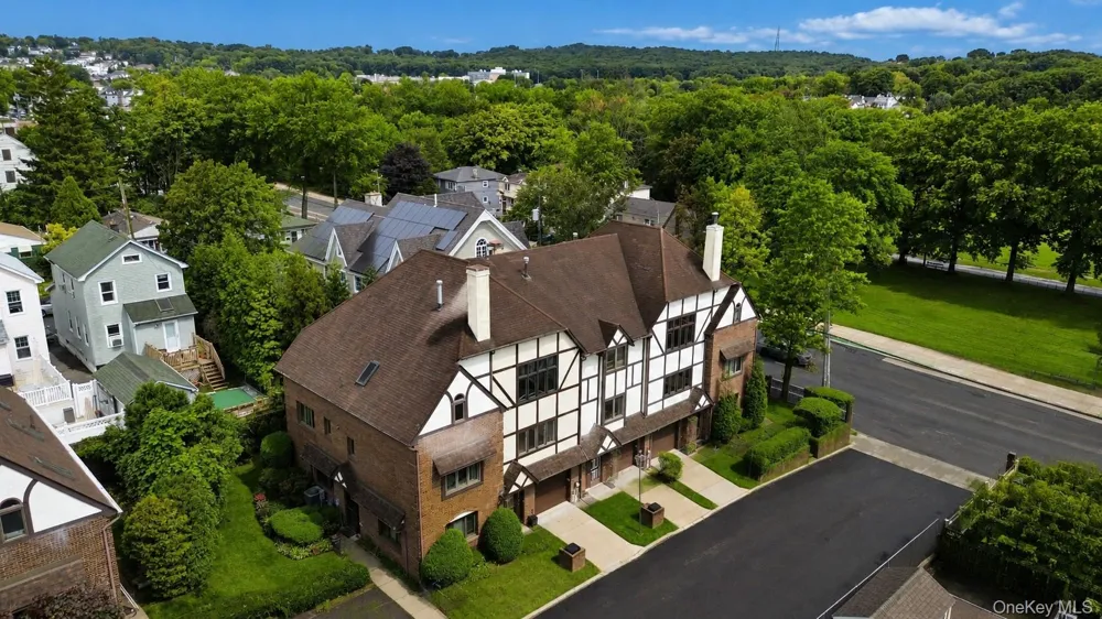 16 Fox Hunt Court Staten Island, NY 10301