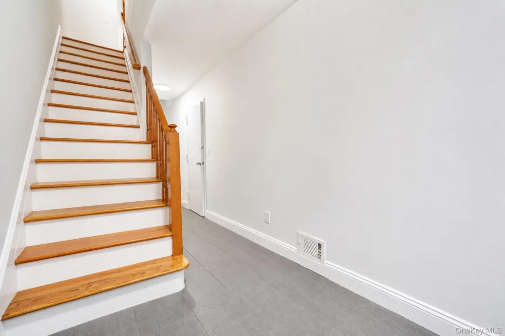 16 Fox Hunt Court Staten Island, NY 10301