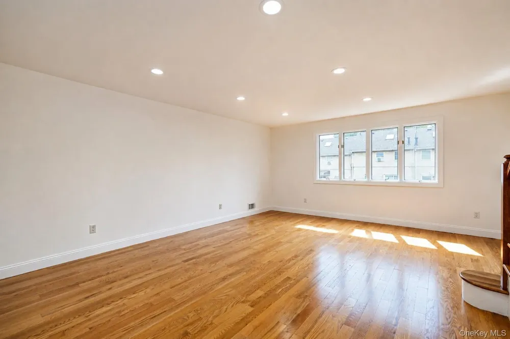 16 Fox Hunt Court Staten Island, NY 10301