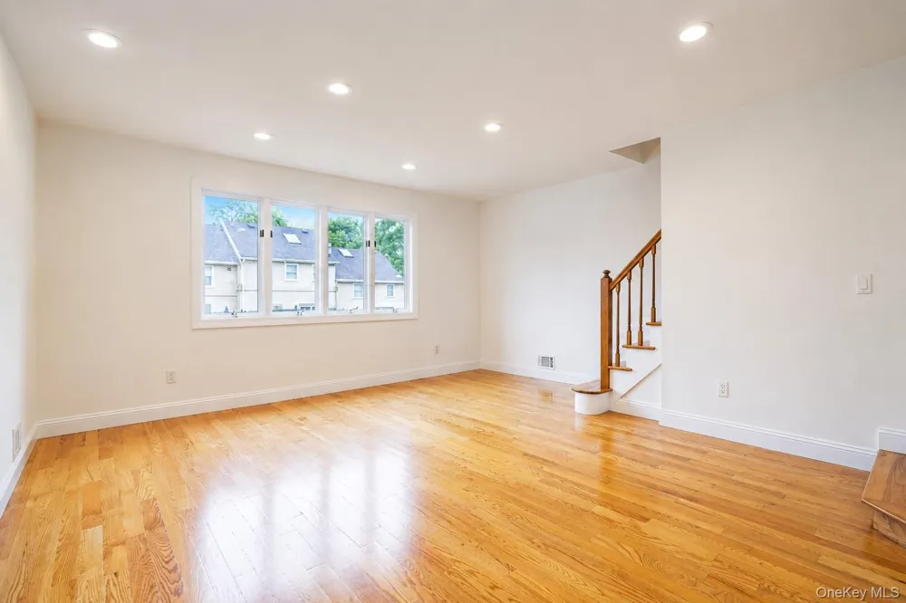 16 Fox Hunt Court Staten Island, NY 10301