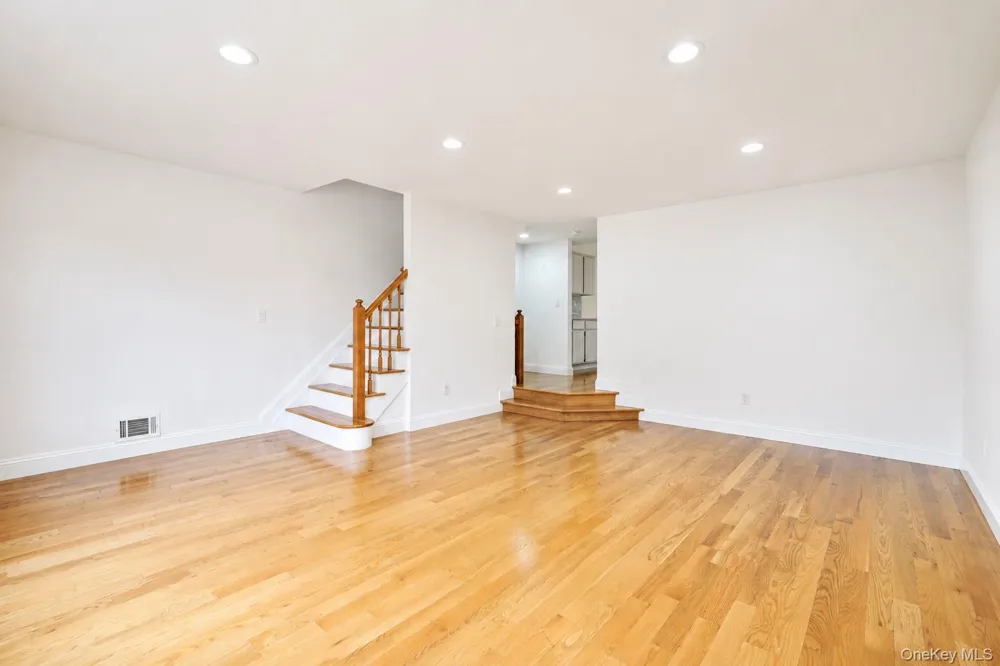 16 Fox Hunt Court Staten Island, NY 10301