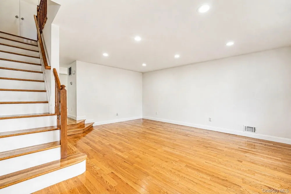 16 Fox Hunt Court Staten Island, NY 10301