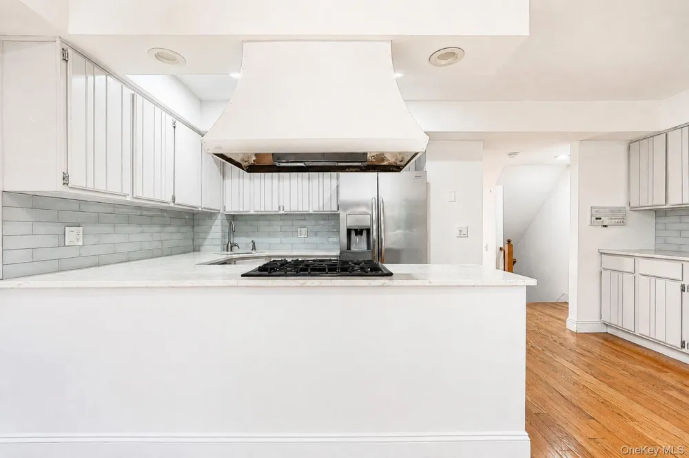 16 Fox Hunt Court Staten Island, NY 10301