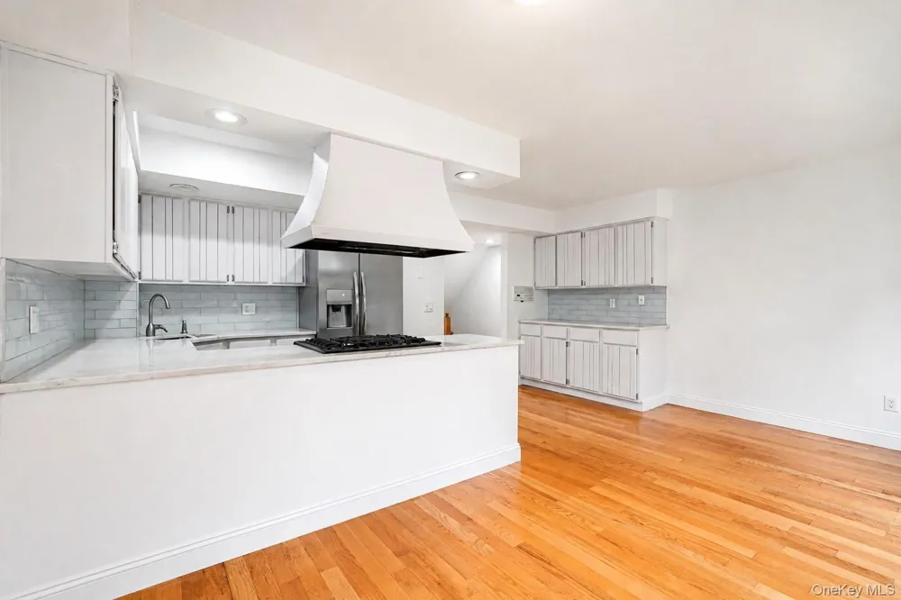 16 Fox Hunt Court Staten Island, NY 10301
