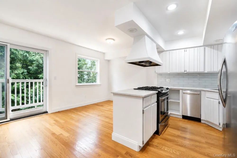 16 Fox Hunt Court Staten Island, NY 10301