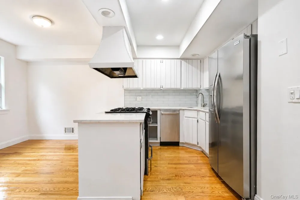 16 Fox Hunt Court Staten Island, NY 10301