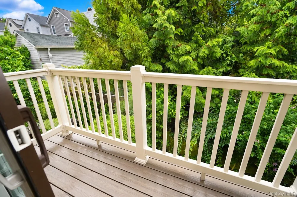 16 Fox Hunt Court Staten Island, NY 10301