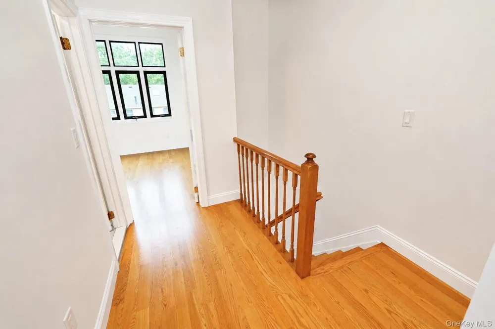 16 Fox Hunt Court Staten Island, NY 10301
