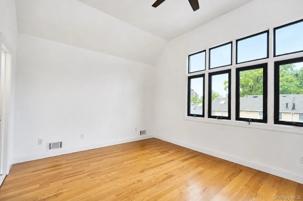 16 Fox Hunt Court Staten Island, NY 10301