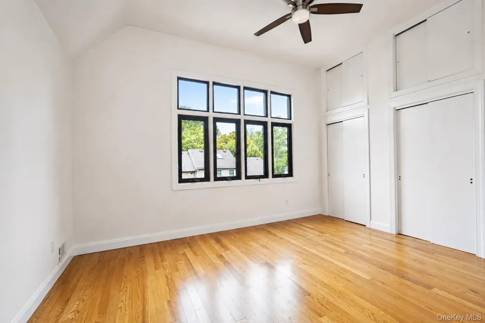 16 Fox Hunt Court Staten Island, NY 10301