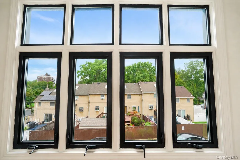 16 Fox Hunt Court Staten Island, NY 10301