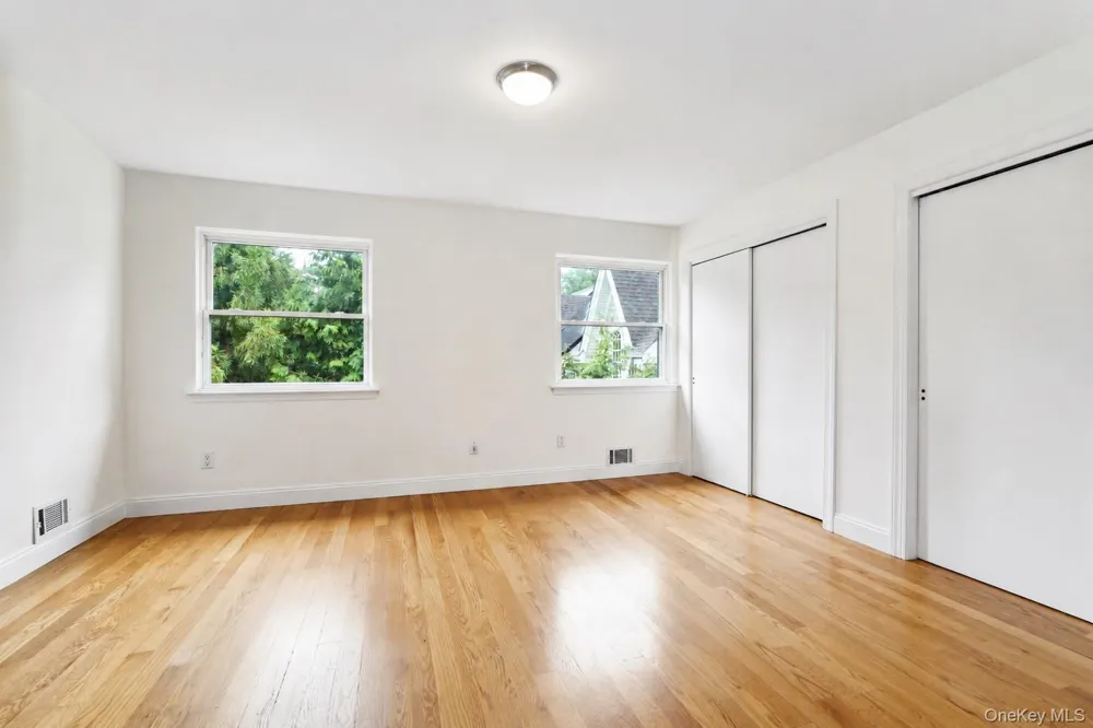 16 Fox Hunt Court Staten Island, NY 10301