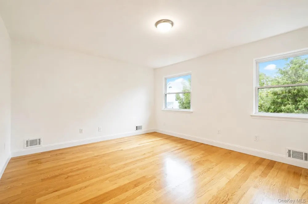 16 Fox Hunt Court Staten Island, NY 10301
