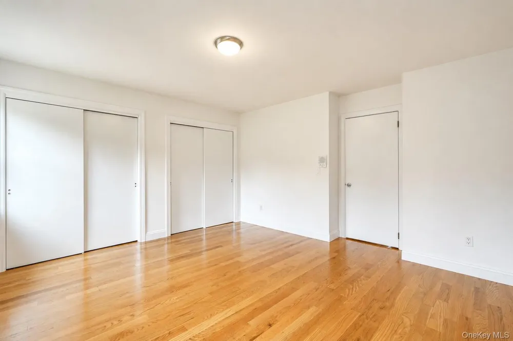 16 Fox Hunt Court Staten Island, NY 10301