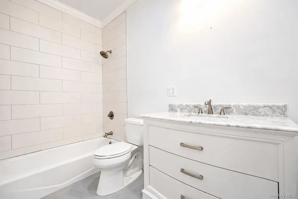 16 Fox Hunt Court Staten Island, NY 10301