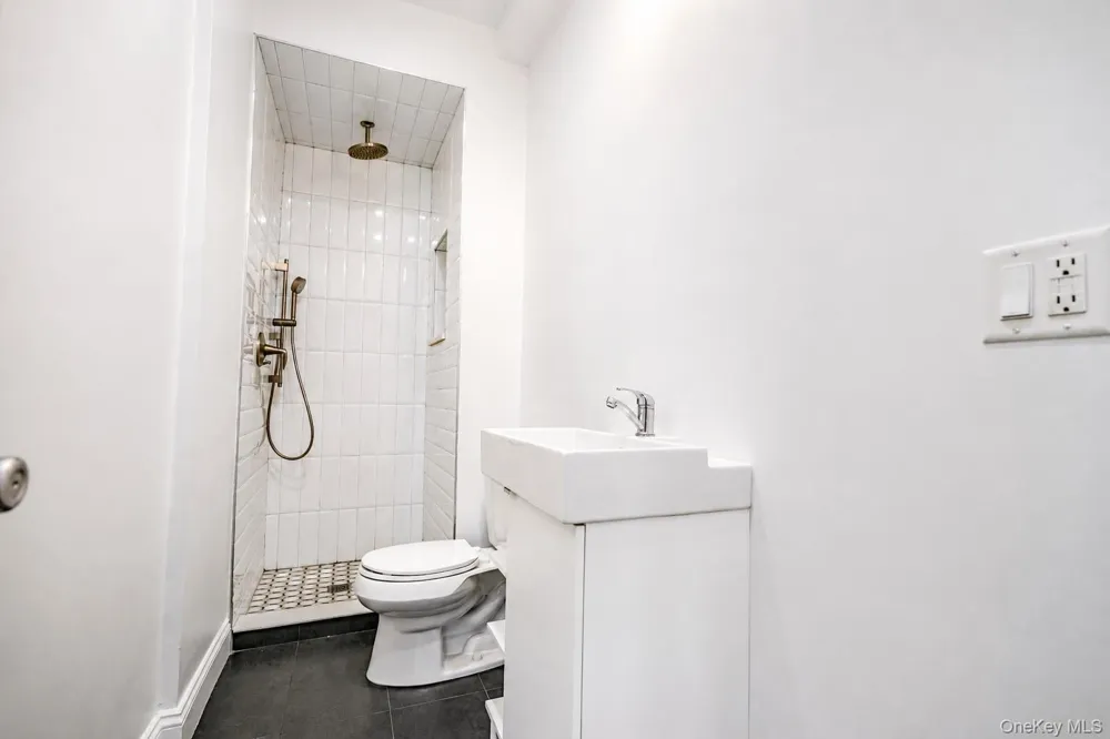 16 Fox Hunt Court Staten Island, NY 10301