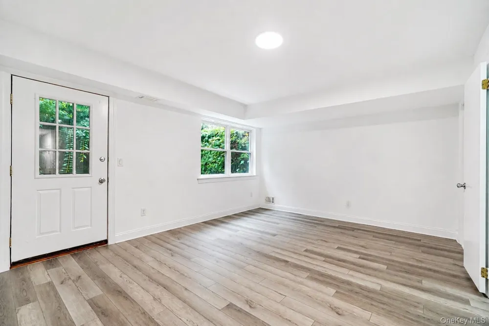16 Fox Hunt Court Staten Island, NY 10301