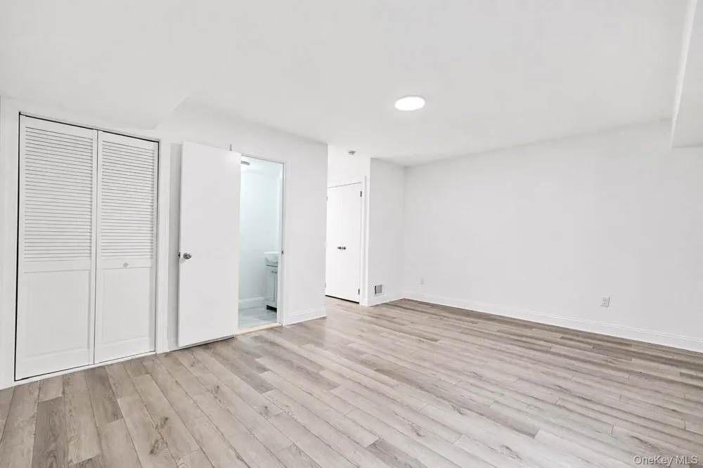 16 Fox Hunt Court Staten Island, NY 10301