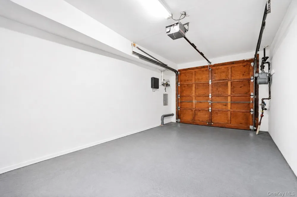 16 Fox Hunt Court Staten Island, NY 10301