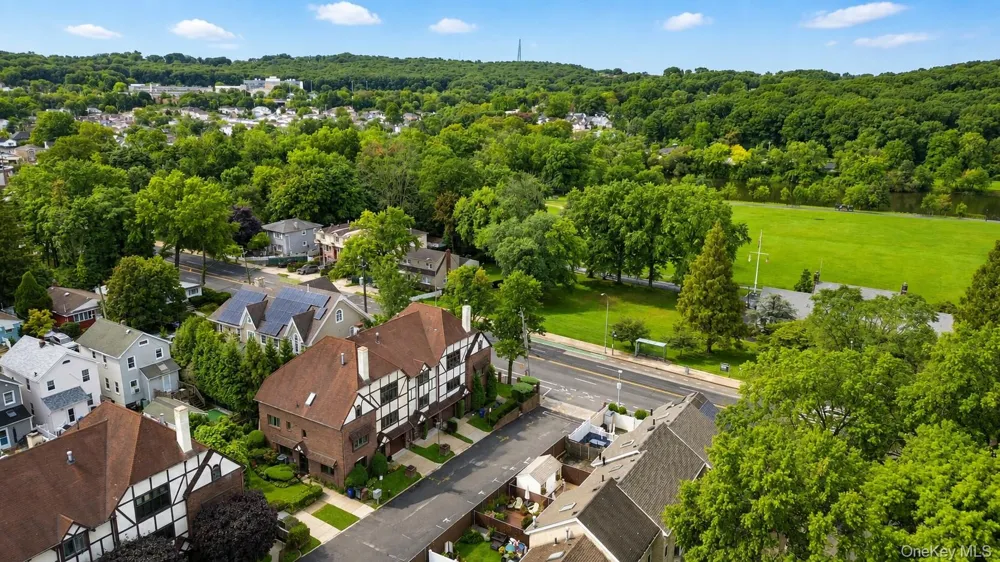 16 Fox Hunt Court Staten Island, NY 10301