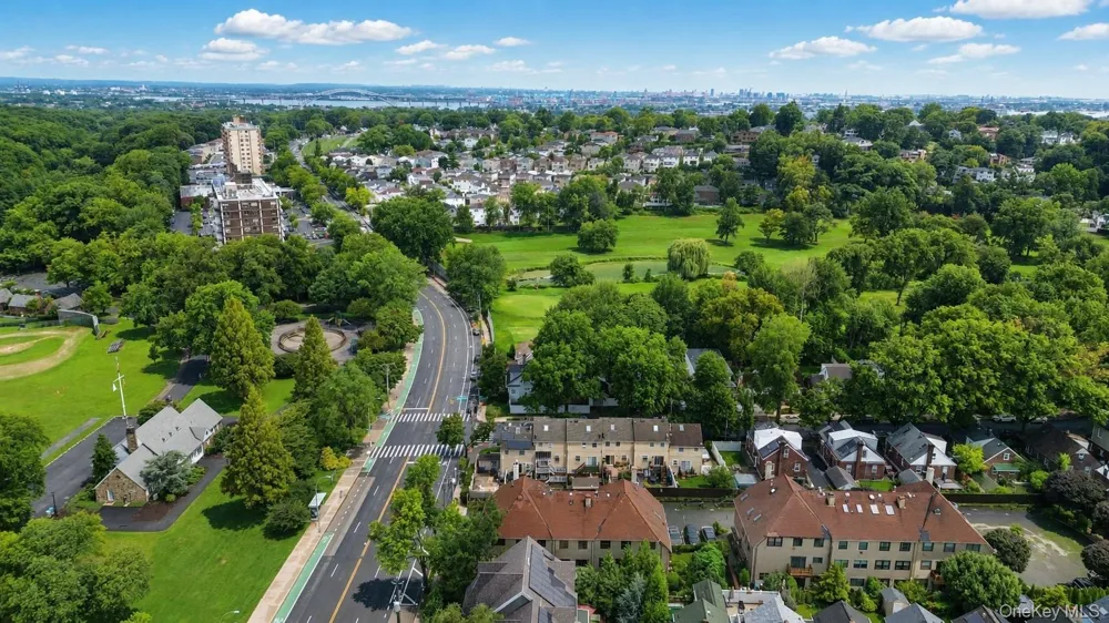 16 Fox Hunt Court Staten Island, NY 10301