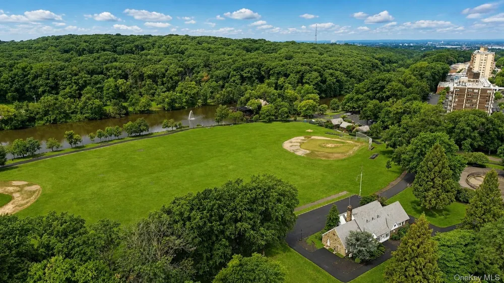 16 Fox Hunt Court Staten Island, NY 10301