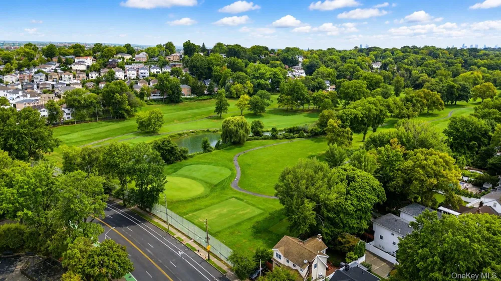 16 Fox Hunt Court Staten Island, NY 10301