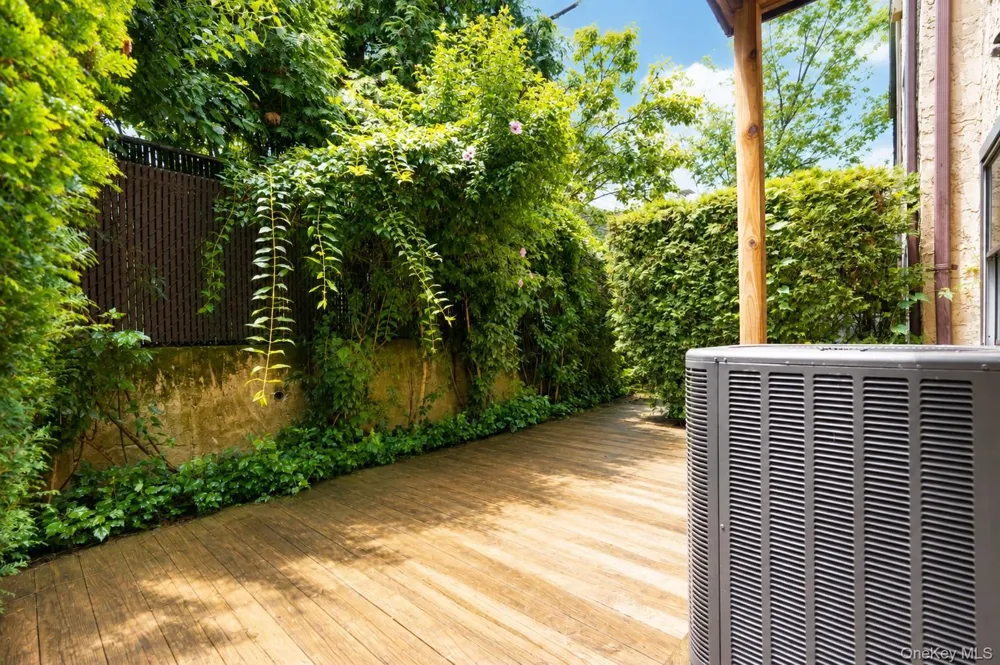 16 Fox Hunt Court Staten Island, NY 10301