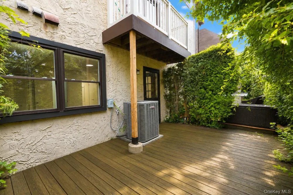 16 Fox Hunt Court Staten Island, NY 10301