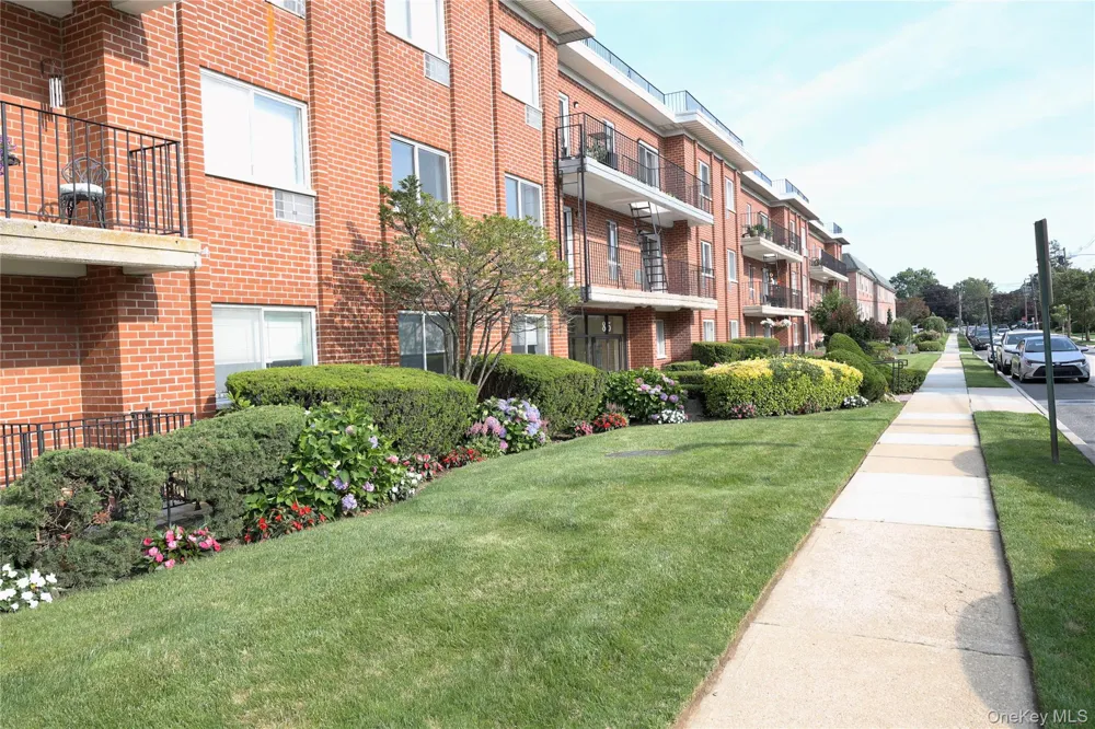 85 S CENTRE AVE #B17 Rockville Centre, NY 11570