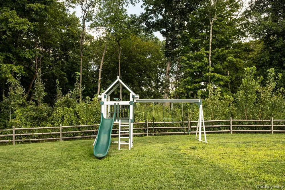 11 Crimson Hill Rhinebeck, NY 12572