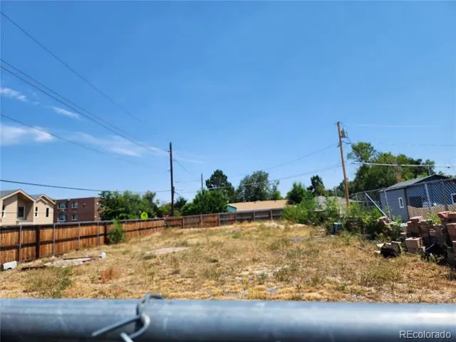 1392 Akron Street Aurora, CO 80010