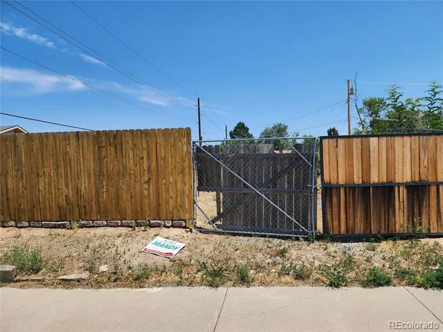 1392 Akron Street Aurora, CO 80010