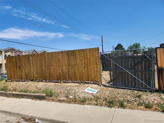 1392 Akron Street Aurora, CO 80010