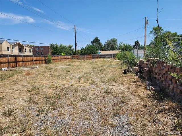 1392 Akron Street Aurora, CO 80010